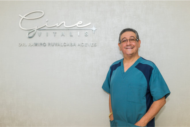 Dr. Ramiro ruvalcaba frente a su consultorio
